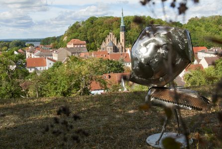 Skulpturen von Sarah Mayer auf dem Geistberg